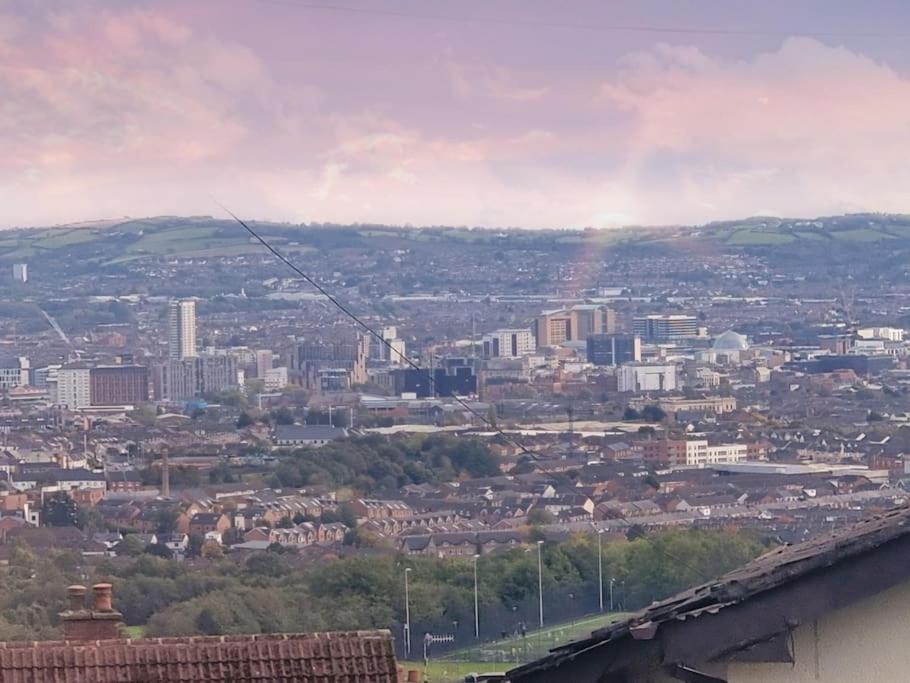 Spacious House City Skyline And Mountain Views Close Too Belfast Centre And Airports Free Parking Exterior foto